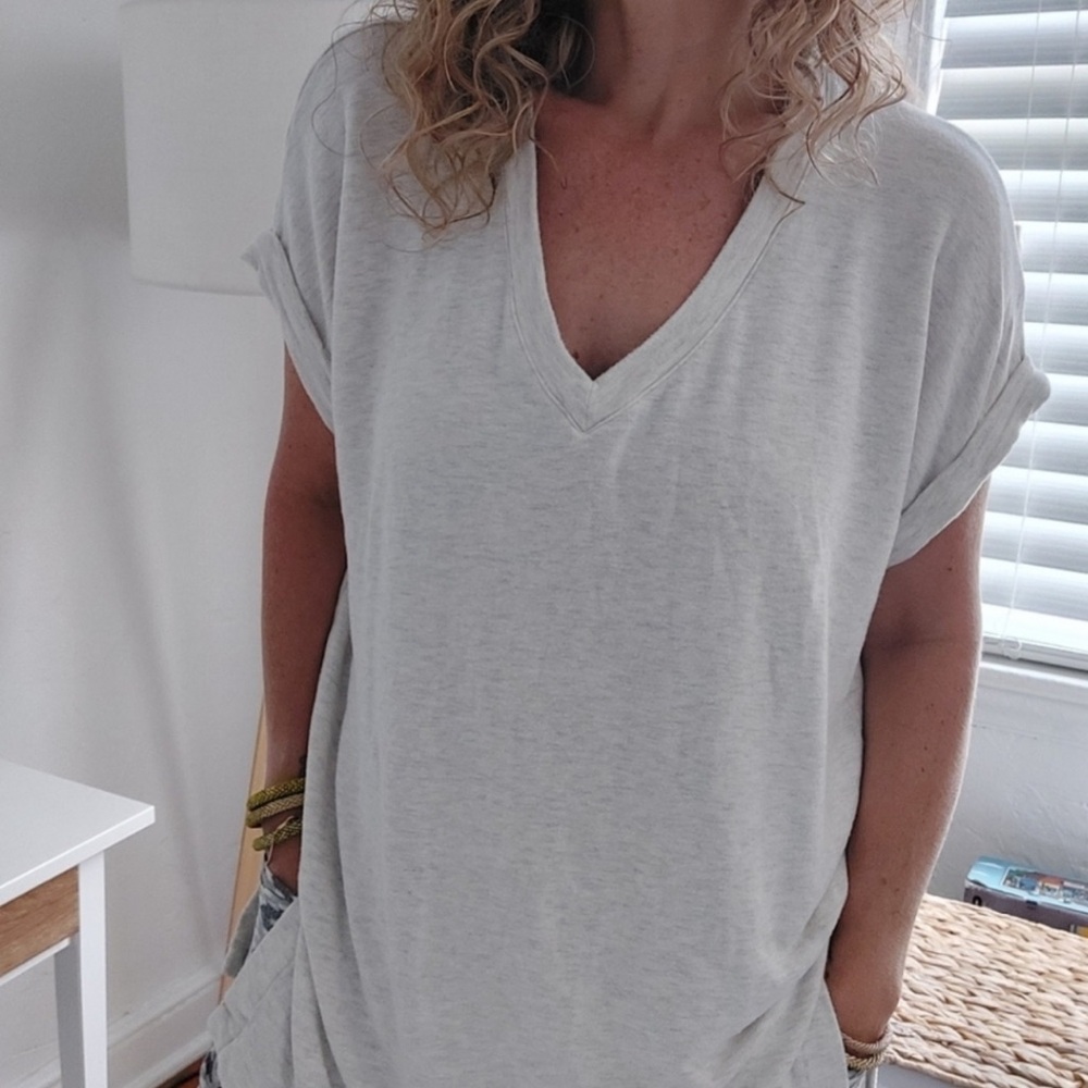 Lou & Grey Light Gray V-Neck Rolled Sleeve Tee Medium